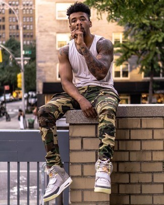 Dunkelgraue hohe Sneakers aus Leder kombinieren – 25 Herren Outfits