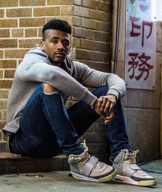 Dunkelgraue hohe Sneakers aus Leder kombinieren – 25 Herren Outfits