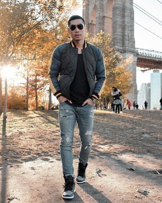 Dunkelgraue hohe Sneakers aus Leder kombinieren – 25 Herren Outfits