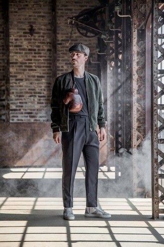 Dunkelgraue hohe Sneakers aus Leder kombinieren – 25 Herren Outfits