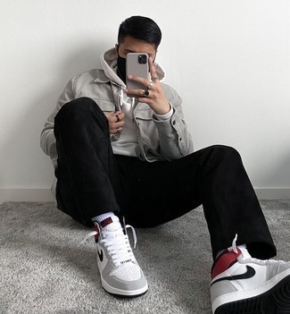 Dunkelgraue hohe Sneakers aus Leder kombinieren – 25 Herren Outfits