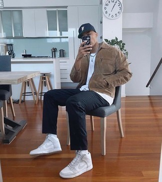 Dunkelgraue hohe Sneakers aus Leder kombinieren – 25 Herren Outfits