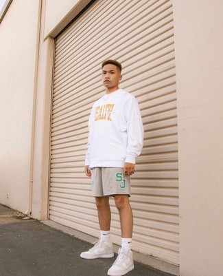 Dunkelgraue hohe Sneakers aus Leder kombinieren – 25 Herren Outfits
