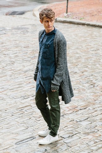 Dunkelgraue Strickjacke mit einer offenen Front kombinieren – 39 Herren Outfits