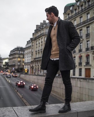 Wie dunkelgrauen Mantel mit schwarzer Chelsea Boots aus Leder zu kombinieren – 121 Herren Outfits