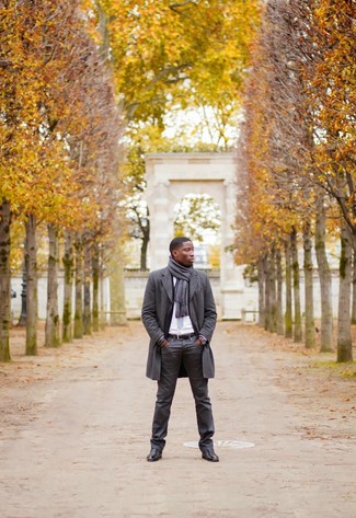 Wie dunkelgrauen Mantel mit schwarzer Chelsea Boots aus Leder zu kombinieren – 121 Herren Outfits