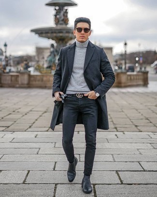 Wie dunkelgrauen Mantel mit schwarzer Chelsea Boots aus Leder zu kombinieren – 121 Herren Outfits