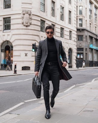 Wie dunkelgrauen Mantel mit schwarzer Chelsea Boots aus Leder zu kombinieren – 121 Herren Outfits