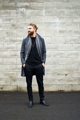 Wie dunkelgrauen Mantel mit schwarzer Chelsea Boots aus Leder zu kombinieren – 121 Herren Outfits