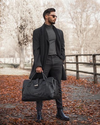 Wie dunkelgrauen Mantel mit schwarzer Chelsea Boots aus Leder zu kombinieren – 121 Herren Outfits