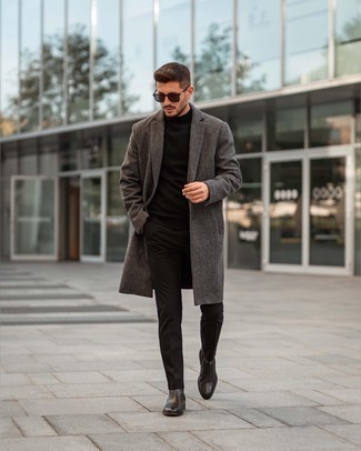 Wie dunkelgrauen Mantel mit schwarzer Chelsea Boots aus Leder zu kombinieren – 121 Herren Outfits