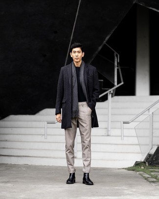 Wie dunkelgrauen Mantel mit schwarzer Chelsea Boots aus Leder zu kombinieren – 121 Herren Outfits