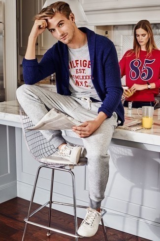 20 Jährige: Wie dunkelgraues bedrucktes T-Shirt mit einem Rundhalsausschnitt mit grauer Jogginghose zu kombinieren – 2 Casual Herren Outfits