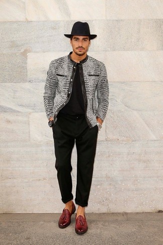 Dunkelgraue bedruckte Jacke kombinieren – 9 Herbst Herren Outfits