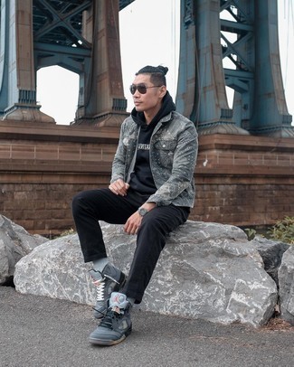 Dunkelgraue bedruckte Jacke kombinieren – 9 Herbst Herren Outfits