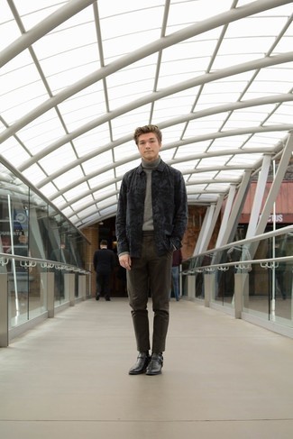 Dunkelgraue bedruckte Jacke kombinieren – 9 Herbst Herren Outfits