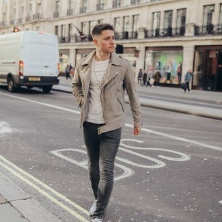 Welche Sportschuhe mit dunkelgrauer enger Jeans zu tragen – 40 Herren Outfits