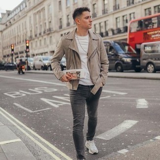 Welche Sportschuhe mit dunkelgrauer enger Jeans zu tragen – 40 Herren Outfits