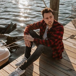 Welche Sportschuhe mit dunkelgrauer enger Jeans zu tragen – 40 Herren Outfits
