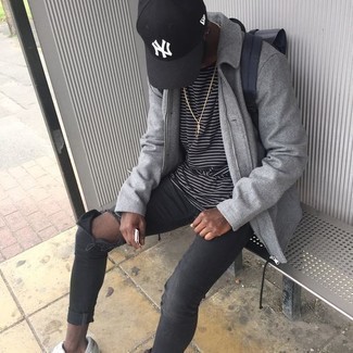 Wie dunkelgraue enge Jeans mit schwarzen horizontal gestreiften T-Shirts mit einem Rundhalsausschnitt zu kombinieren – 4 Herren Outfits