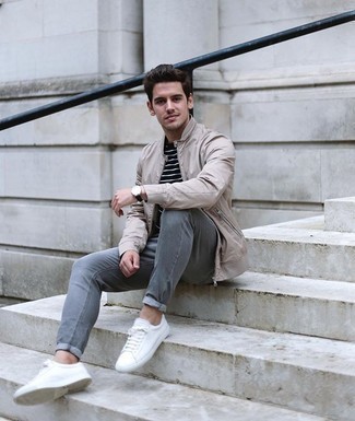 Wie dunkelgraue enge Jeans mit schwarzen horizontal gestreiften T-Shirts mit einem Rundhalsausschnitt zu kombinieren – 4 Herren Outfits