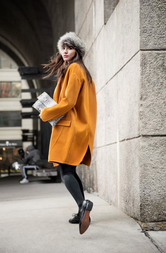 Dunkelgraue Leder Clutch mit Schlangenmuster kombinieren – 16 Damen Outfits