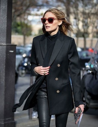 Dunkelgraue Leder Clutch mit Schlangenmuster kombinieren – 16 Damen Outfits