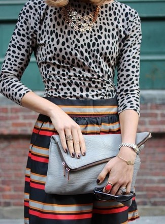 Dunkelgraue Leder Clutch mit Schlangenmuster kombinieren – 16 Damen Outfits
