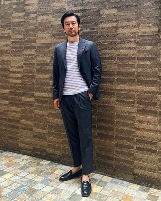 Welche T-Shirts mit einem Rundhalsausschnitt mit dunkelgrauen Anzuges zu tragen – 204 Herren Outfits