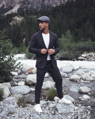Welche T-Shirts mit einem Rundhalsausschnitt mit dunkelgrauen Anzuges zu tragen – 204 Herren Outfits