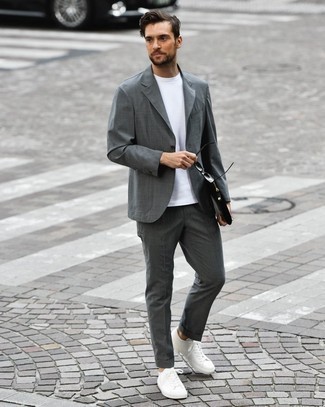 Welche T-Shirts mit einem Rundhalsausschnitt mit dunkelgrauen Anzuges zu tragen – 204 Herren Outfits