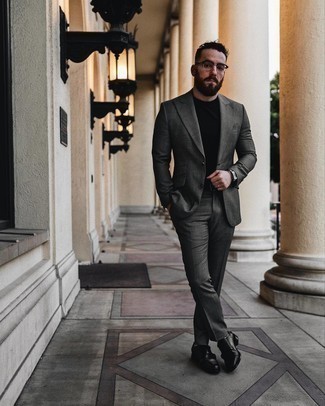 Welche T-Shirts mit einem Rundhalsausschnitt mit dunkelgrauen Anzuges zu tragen – 204 Herren Outfits