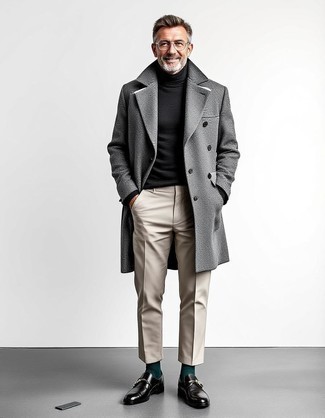 Wie dunkelgrauen Rollkragenpullover mit schwarzer Doppelmonks aus Leder zu kombinieren – 8 Herren Outfits