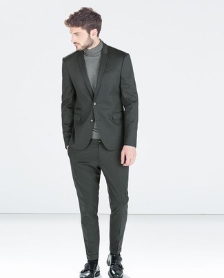 Wie dunkelgrauen Rollkragenpullover mit schwarzer Doppelmonks aus Leder zu kombinieren – 8 Herren Outfits
