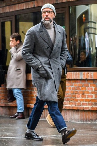 Wie dunkelgrauen Rollkragenpullover mit schwarzer Doppelmonks aus Leder zu kombinieren – 8 Herren Outfits