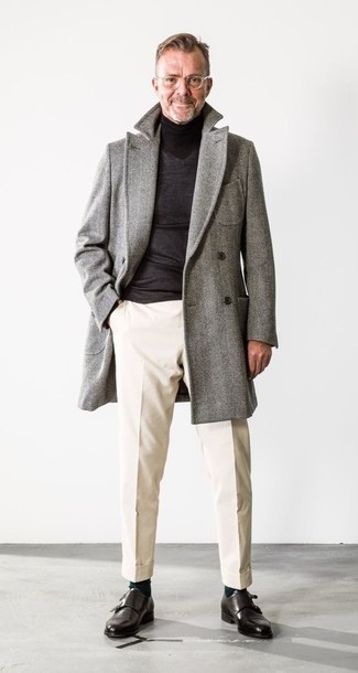 Wie dunkelgrauen Rollkragenpullover mit schwarzer Doppelmonks aus Leder zu kombinieren – 8 Herren Outfits