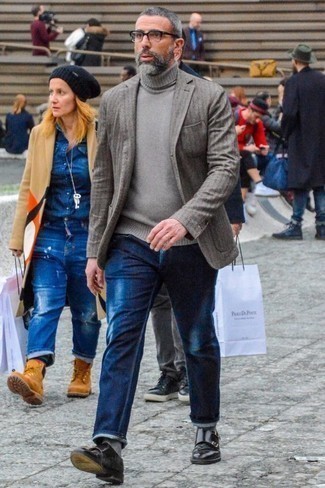 Wie dunkelgrauen Rollkragenpullover mit schwarzer Doppelmonks aus Leder zu kombinieren – 8 Herren Outfits