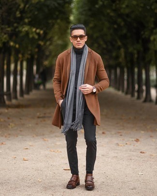 Wie dunkelgrauen Rollkragenpullover mit dunkelbrauner Doppelmonks aus Leder zu kombinieren – 10 Herren Outfits
