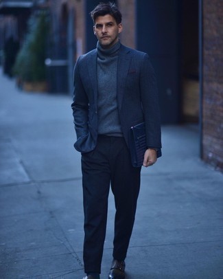 Wie dunkelgrauen Rollkragenpullover mit dunkelbrauner Doppelmonks aus Leder zu kombinieren – 10 Herren Outfits