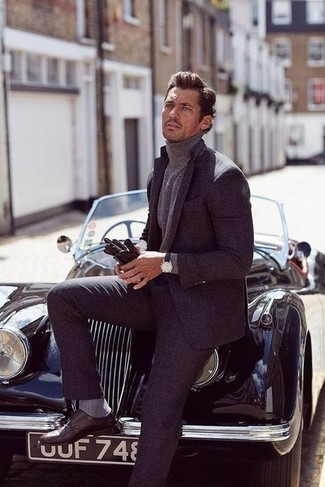 Wie dunkelgrauen Rollkragenpullover mit dunkelbrauner Doppelmonks aus Leder zu kombinieren – 10 Herren Outfits