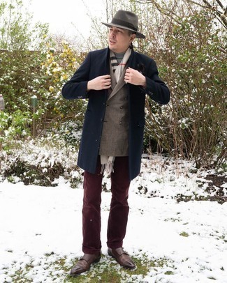 Wie dunkelgrauen Rollkragenpullover mit dunkelbrauner Doppelmonks aus Leder zu kombinieren – 10 Herren Outfits