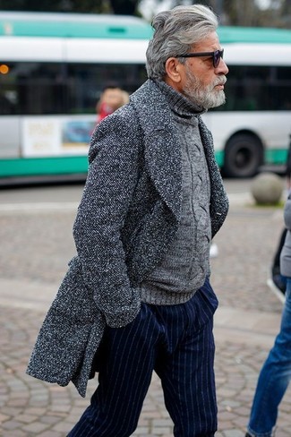 60 Jährige: Dunkelgrauen Rollkragenpullover kombinieren – 6 Herren Outfits