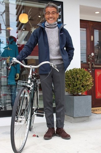 60 Jährige: Dunkelgrauen Rollkragenpullover kombinieren – 6 Herren Outfits