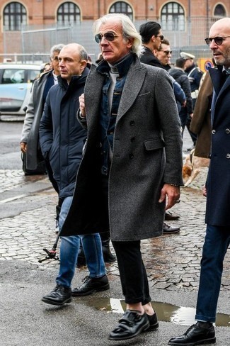 60 Jährige: Dunkelgrauen Rollkragenpullover kombinieren – 6 Herren Outfits