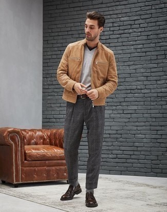 Dunkelgraues T-Shirt mit einem V-Ausschnitt kombinieren – 18 Smart-Casual Herren Outfits
