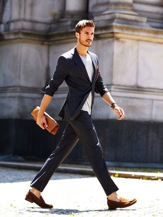 Dunkelgraues T-Shirt mit einem V-Ausschnitt kombinieren – 18 Smart-Casual Herren Outfits