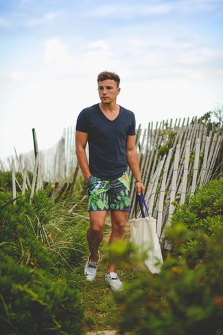 Dunkelgraues T-Shirt mit einem V-Ausschnitt kombinieren – 74 Herren Outfits