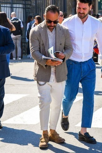 Dunkelgraues T-Shirt mit einem V-Ausschnitt kombinieren – 18 Smart-Casual Herren Outfits
