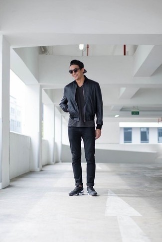 Dunkelgraues T-Shirt mit einem V-Ausschnitt kombinieren – 74 Herren Outfits