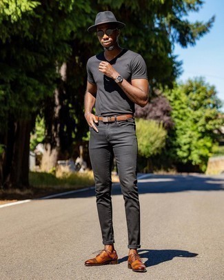 Dunkelgraues T-Shirt mit einem V-Ausschnitt kombinieren – 74 Herren Outfits